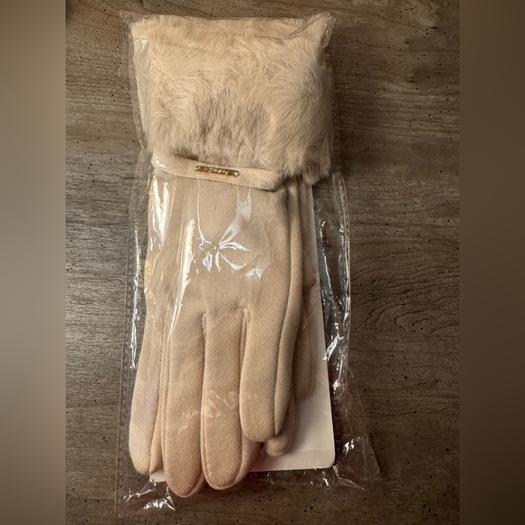 Elegant Cream Faux Fur-Trimmed Gloves - Picture 3 of 3